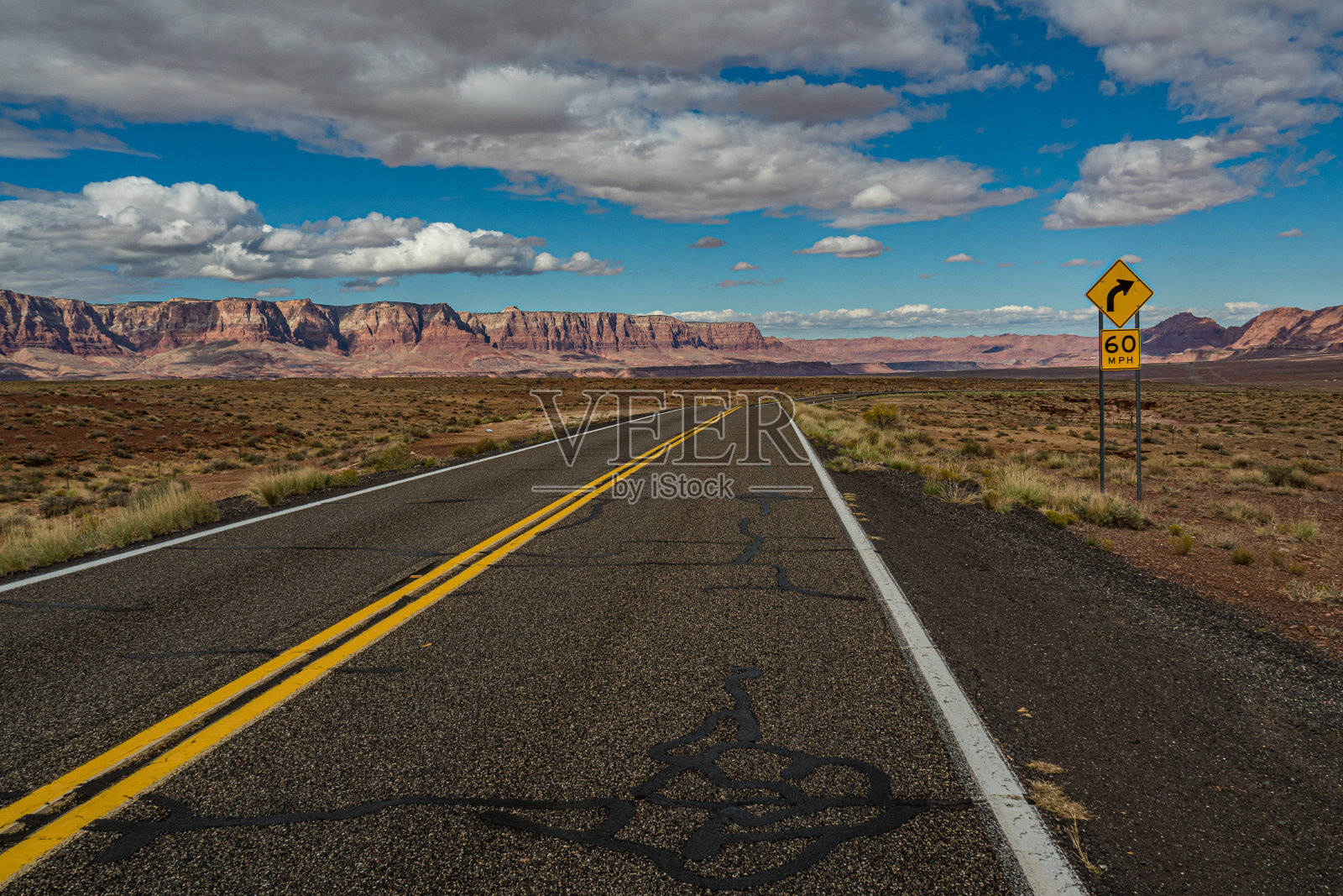 美国的高速公路穿过沙漠通向红色的山脉照片摄影图片