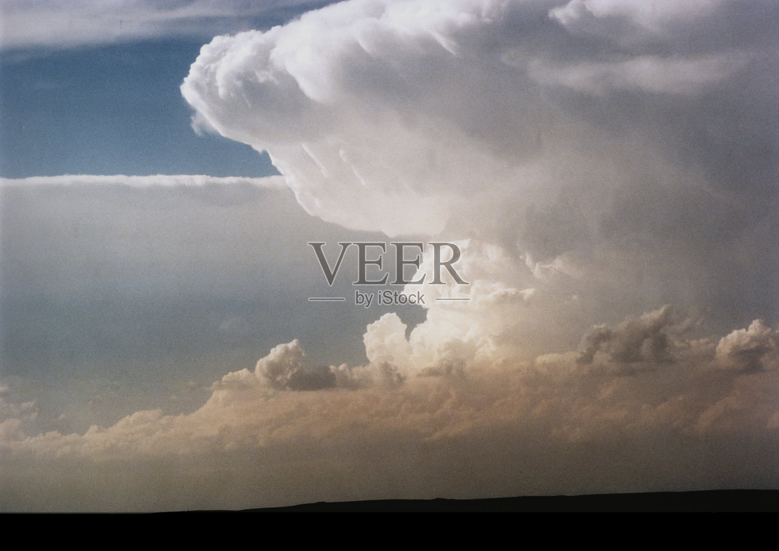 大平原上壮观的超级单体雷暴照片摄影图片