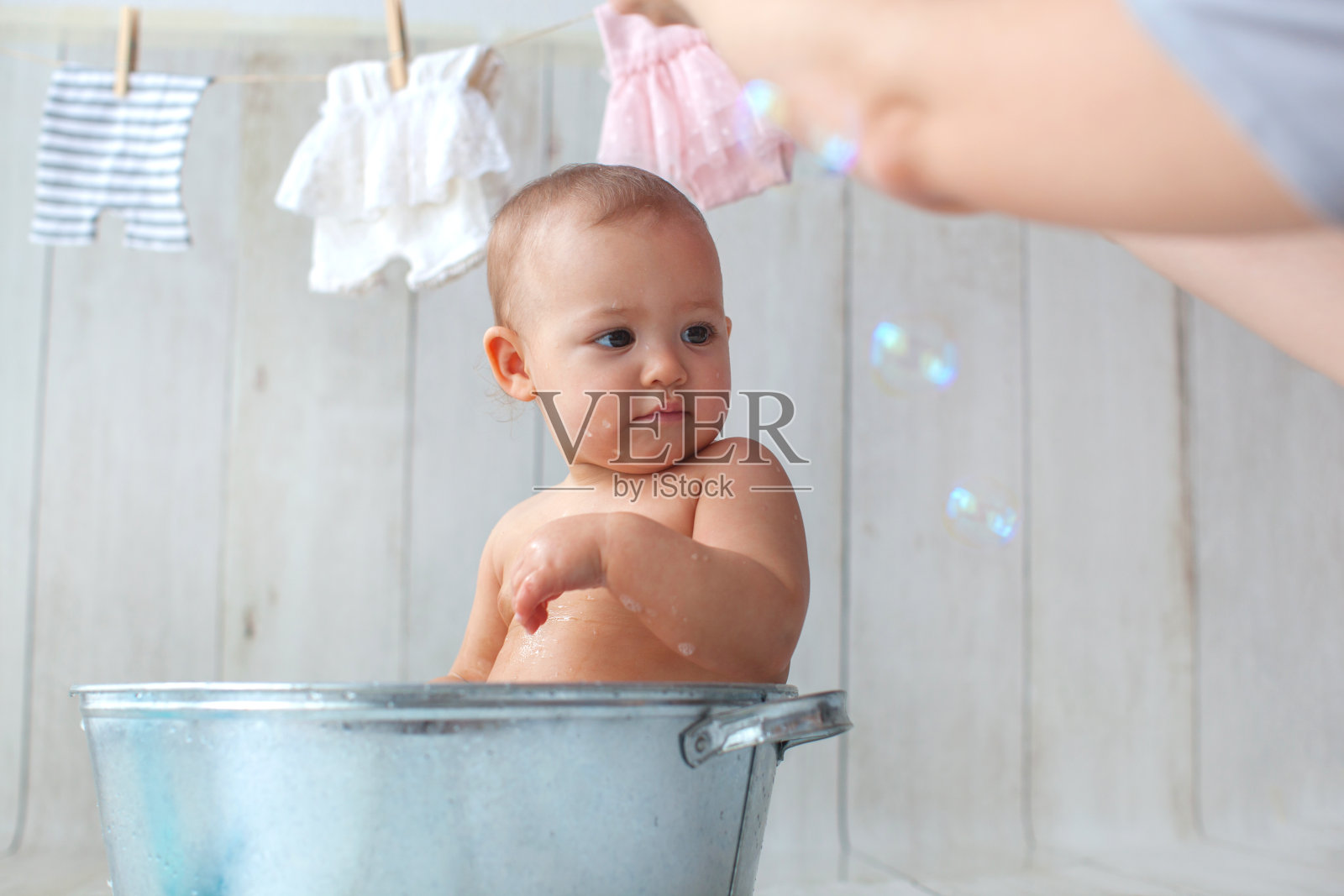 小婴儿在洗澡。照片摄影图片