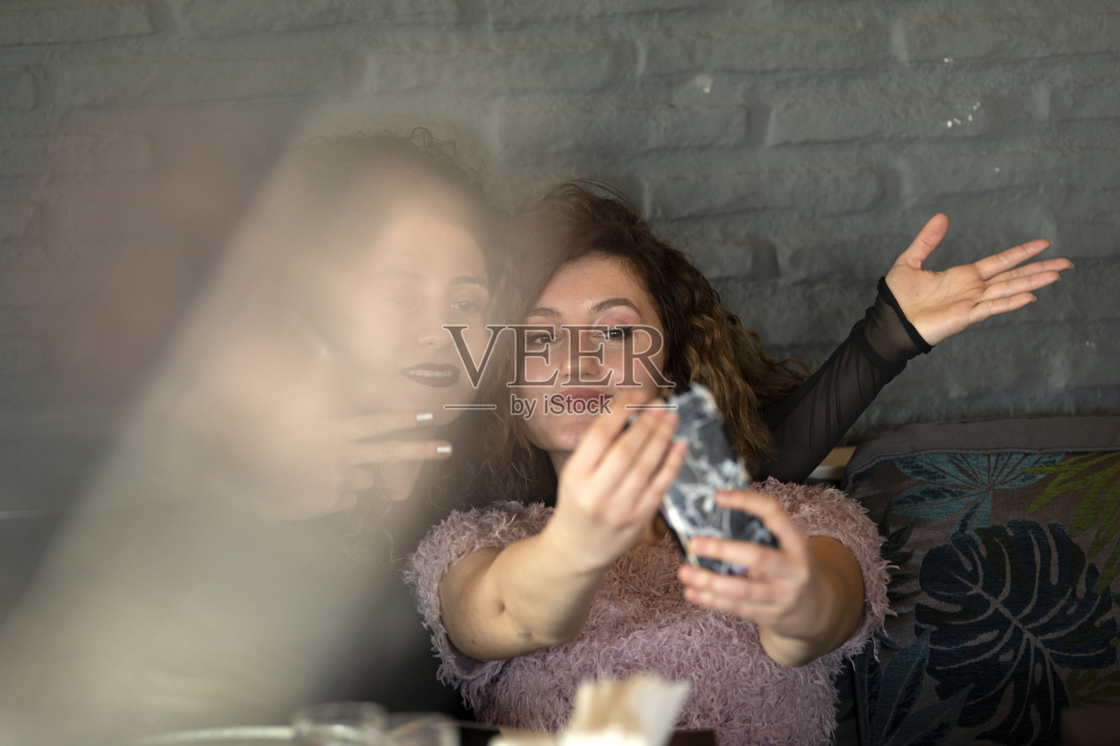在餐厅自拍的快乐女人照片摄影图片
