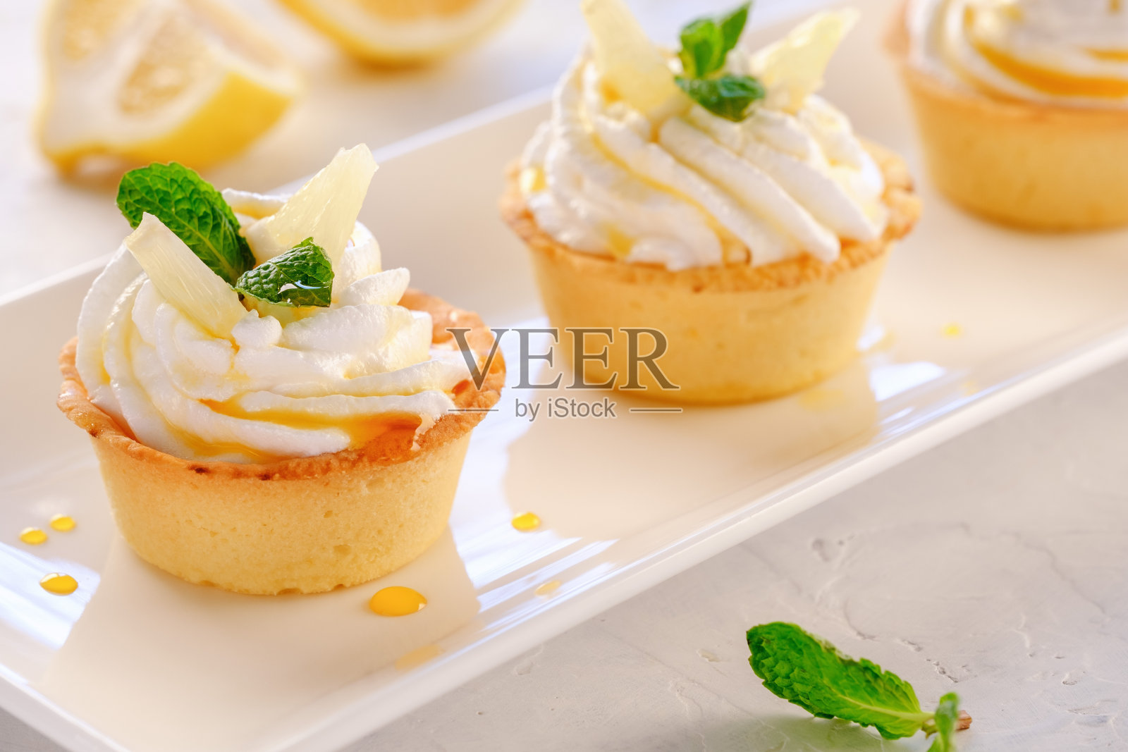 白色盘子上有柠檬皮和意大利蛋白酥皮的馅饼照片摄影图片