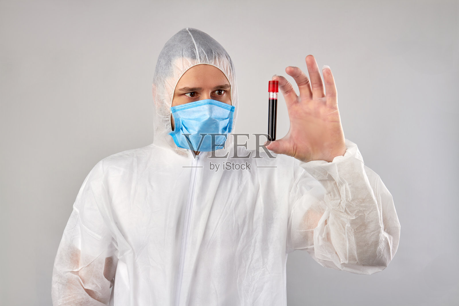男医生拿着装有病毒样本的试管照片摄影图片