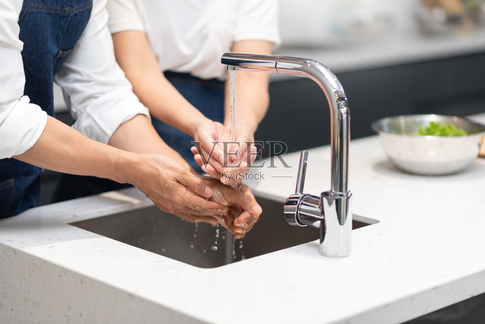 亚洲夫妇在家做饭前用泡沫肥皂洗手。照片摄影图片