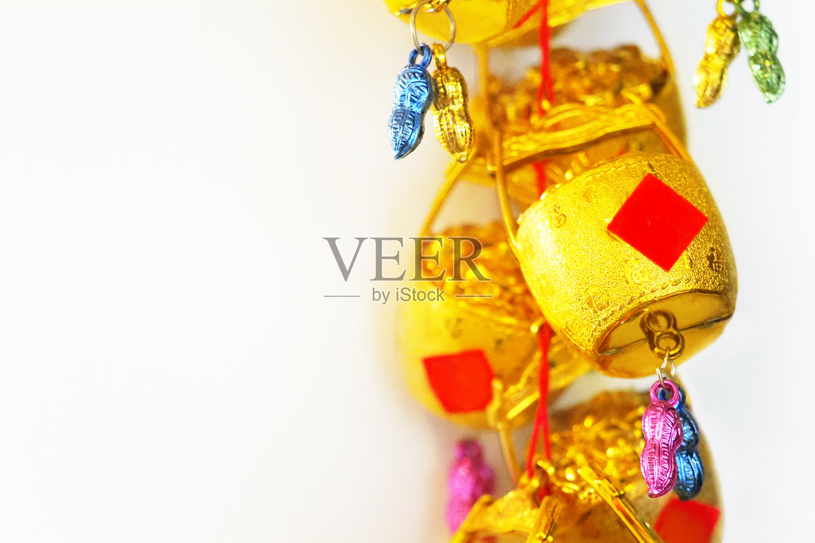 春节，传统的金色装饰在灯光背景上，复制空间照片摄影图片