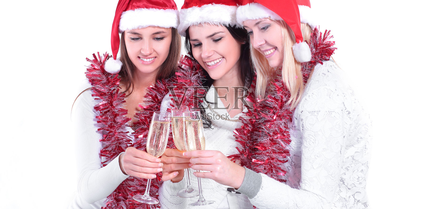 特写镜头。三个年轻女人，拿着香槟。照片摄影图片