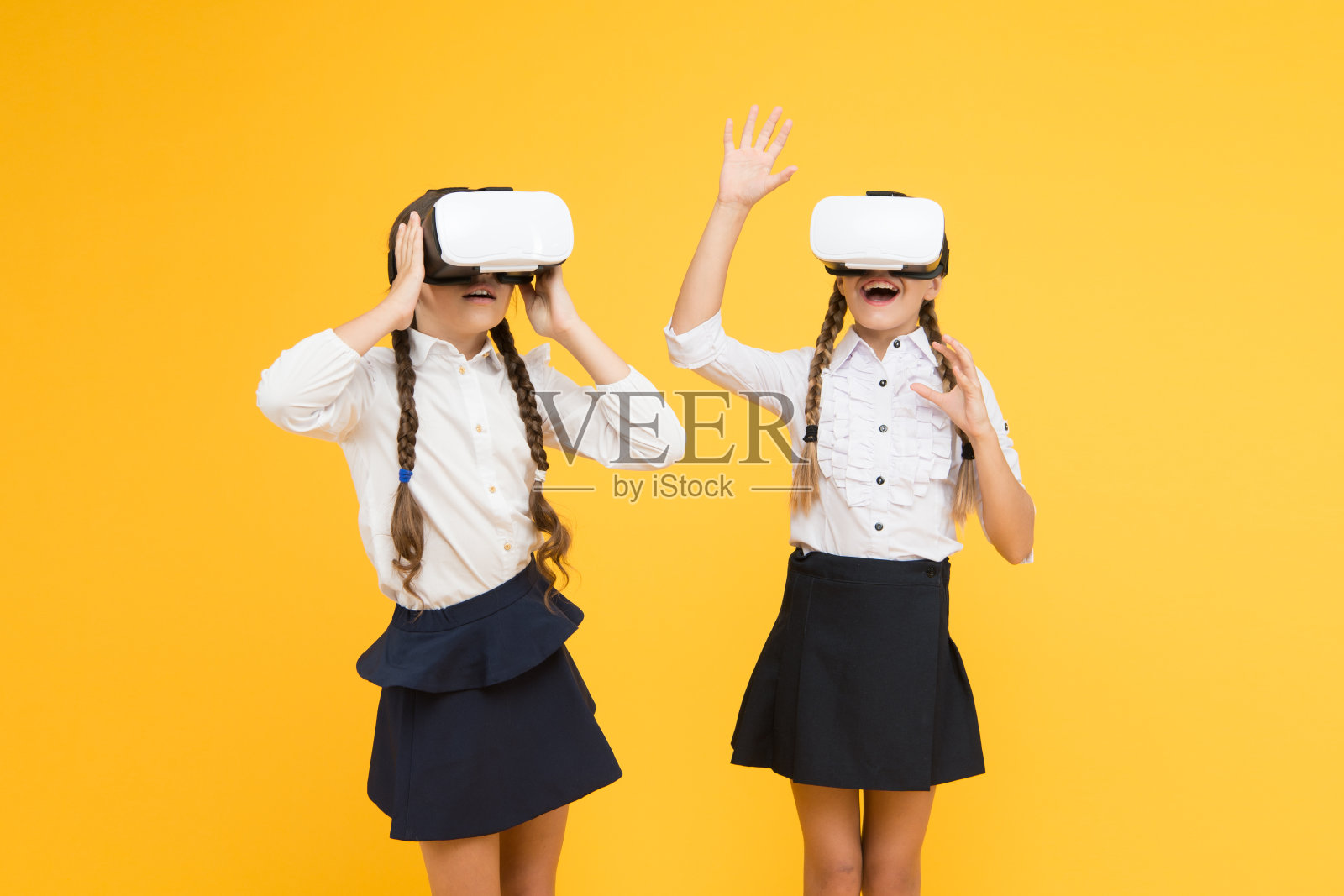 享受新体验。快乐的孩子使用现代科技。未来的教育。回到学校。数字未来与创新。虚拟现实。戴着VR头盔的小女孩。儿童佩戴无线VR眼镜照片摄影图片