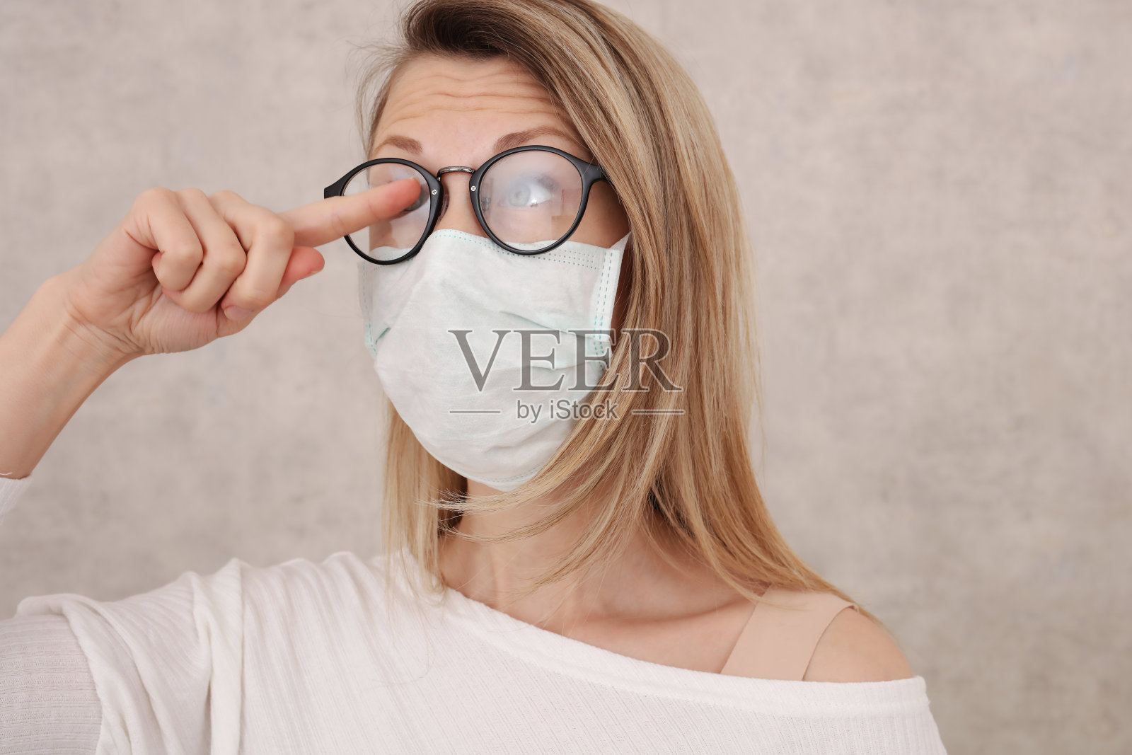 医用口罩和眼镜防雾。避免接触面部、预防冠状病毒、防护。照片摄影图片