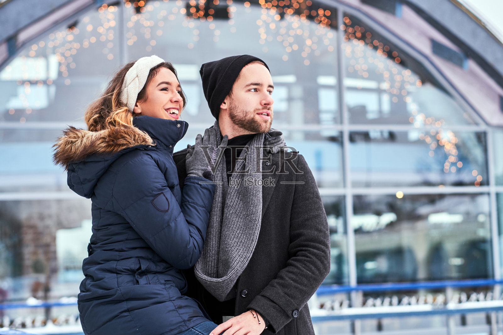 幸福的情侣在溜冰场约会，拥抱，享受冬天的时光照片摄影图片