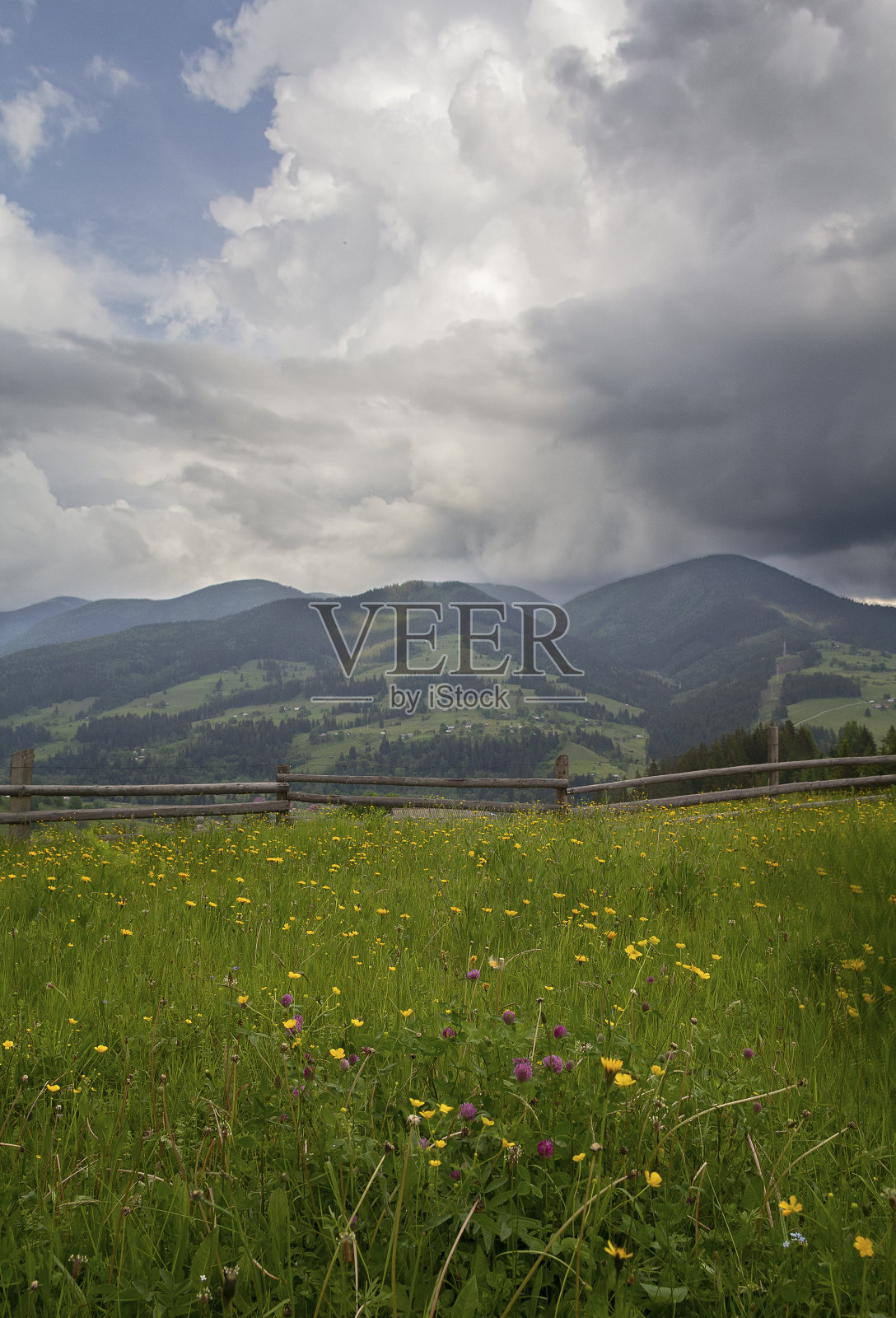 村庄景观与木栅栏在前景。喀尔巴阡山照片摄影图片