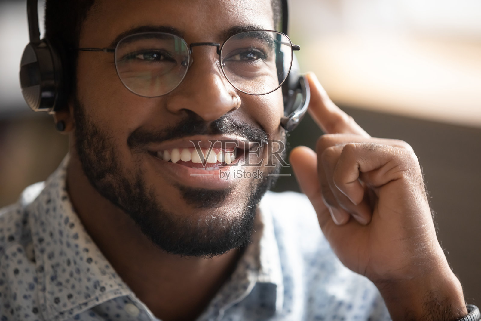 快乐的混血儿男性电话销售员在线咨询客户照片摄影图片