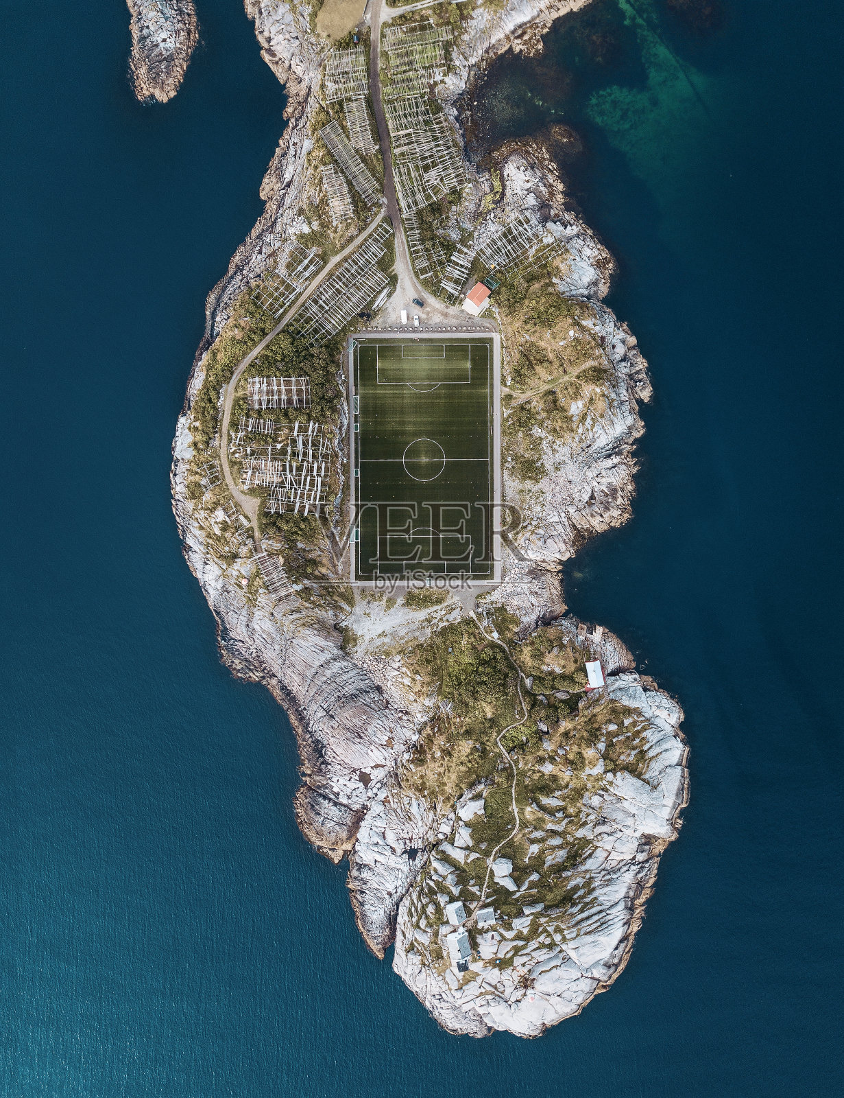 罗浮敦群岛美丽的足球场鸟瞰图照片摄影图片