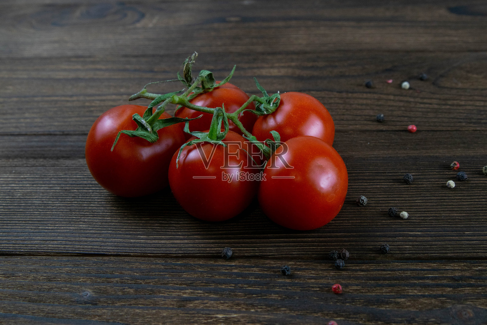 成熟的红樱桃番茄枝在深色木板上拍摄食物。前视图,特写照片摄影图片