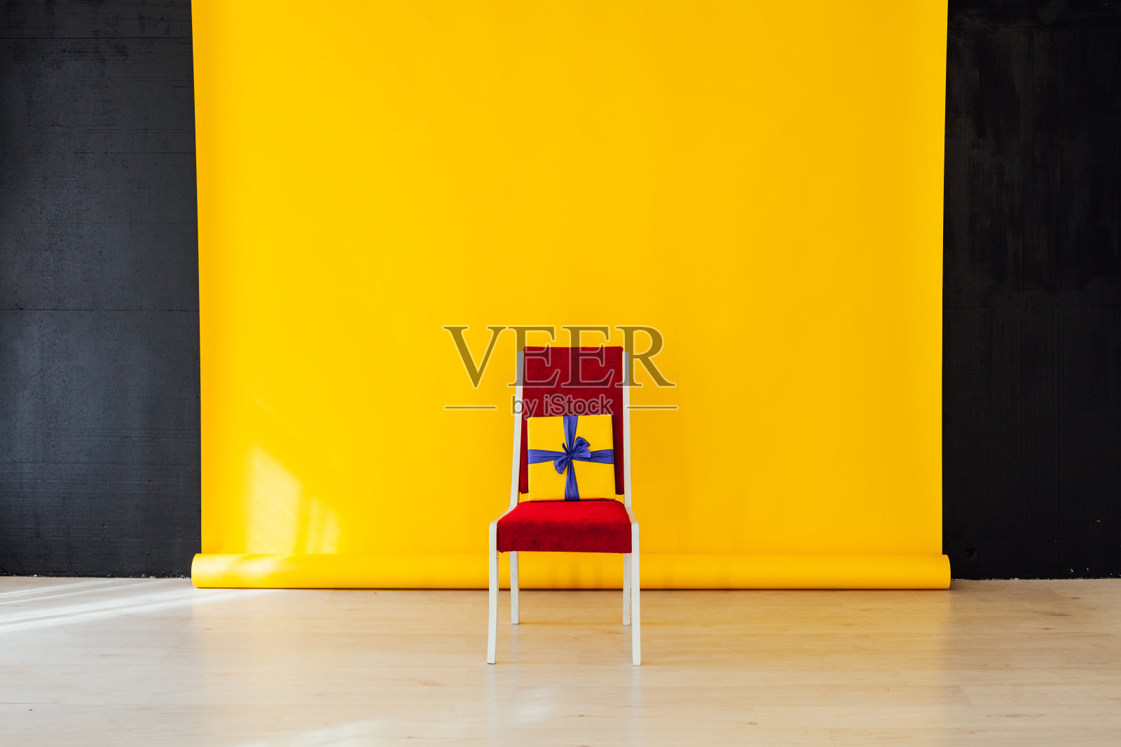 房间内部以黄色为背景的红色椅子照片摄影图片