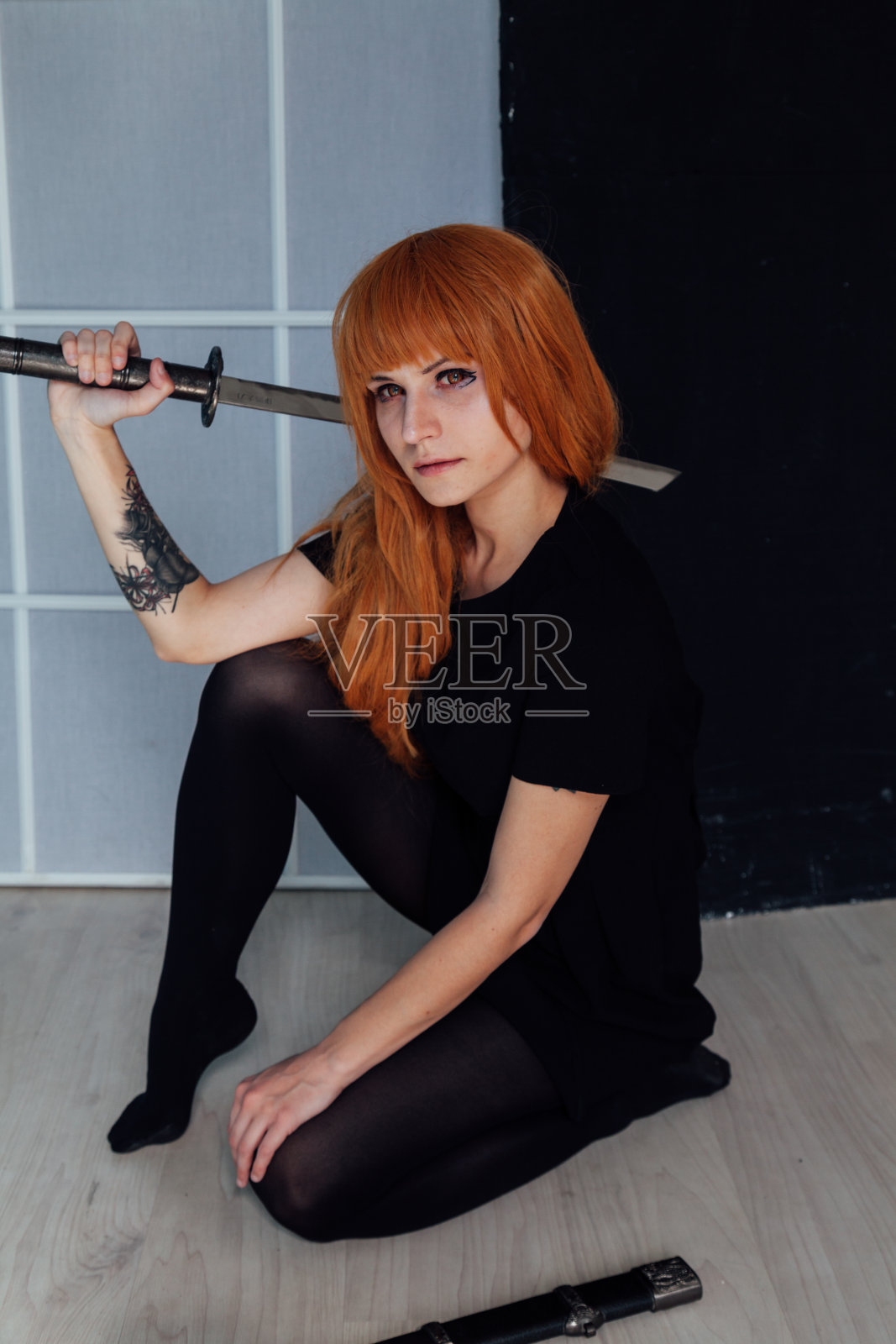 女孩剑日本cosplayer动漫红头发照片摄影图片