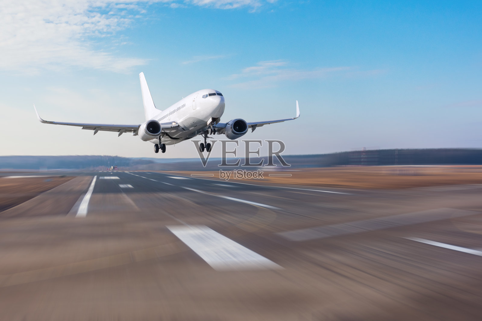 跑道在机场，飞机起飞和降落。照片摄影图片