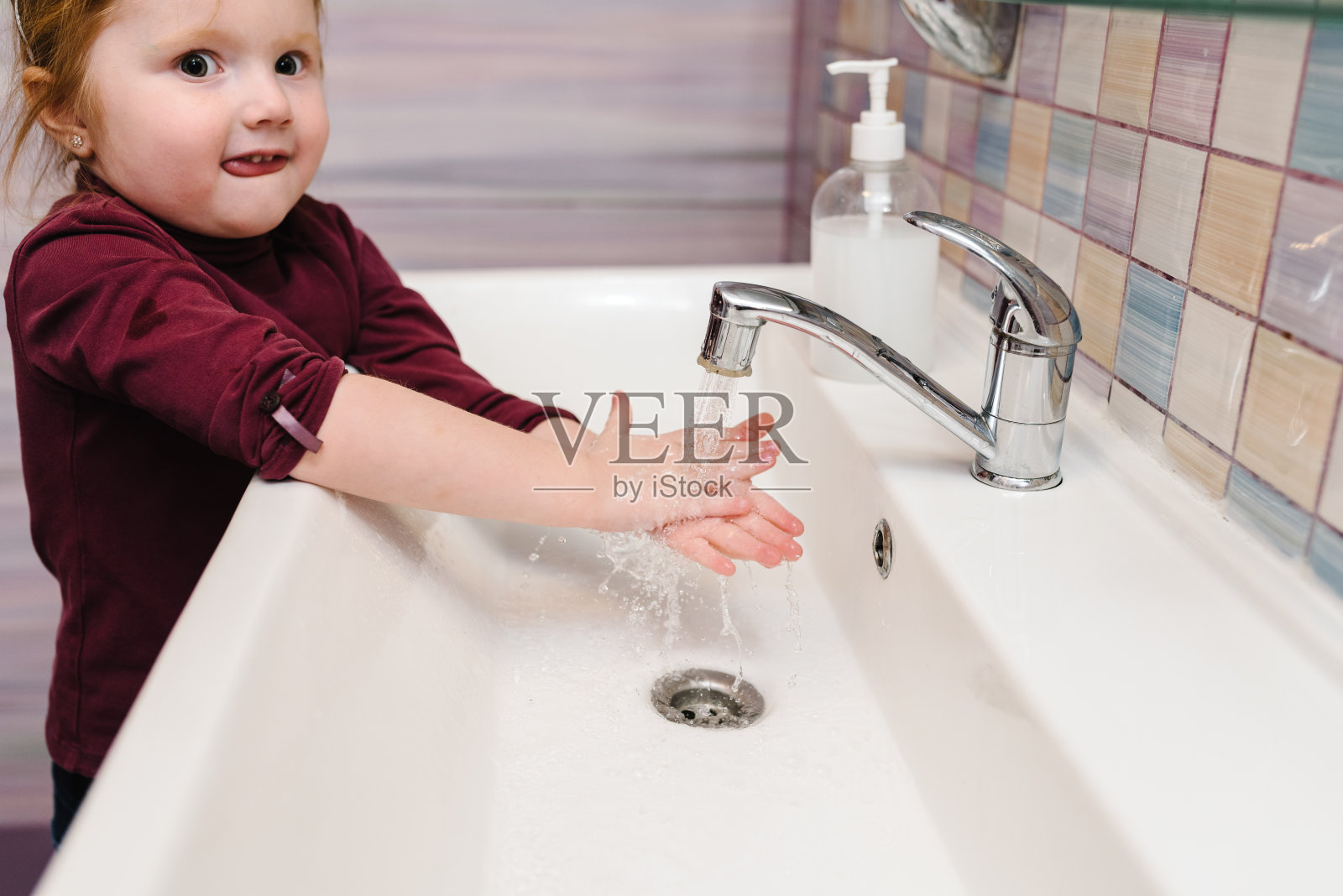 洗手和卫生。预防冠状病毒、流感。孩子用抗菌肥皂洗手，用温水搓洗指甲和手指。新型冠状病毒肺炎阻止冠状病毒的传播。照片摄影图片