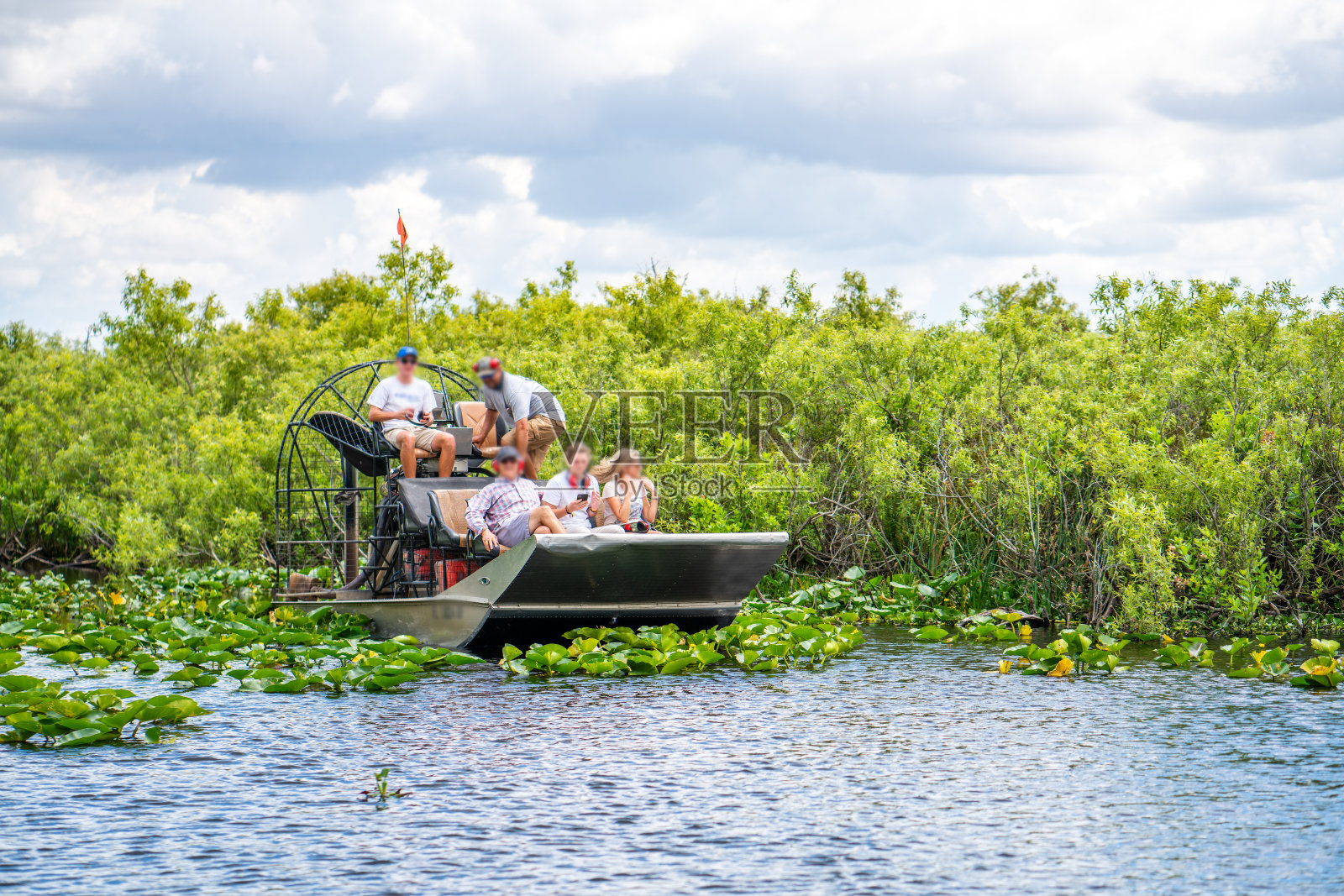 游客在气垫船，大沼泽地国家公园，佛罗里达，美国照片摄影图片