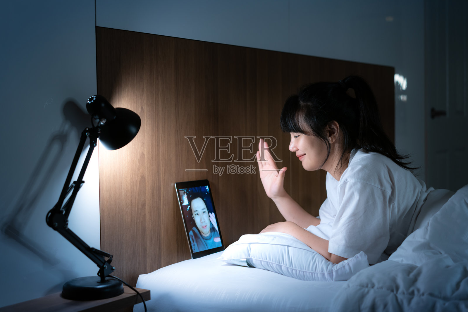 亚洲女人虚拟快乐的时间会议在网上与她的男朋友在视频会议晚安睡觉前晚上与数字平板电脑在网上会议的视频通话社交距离照片摄影图片