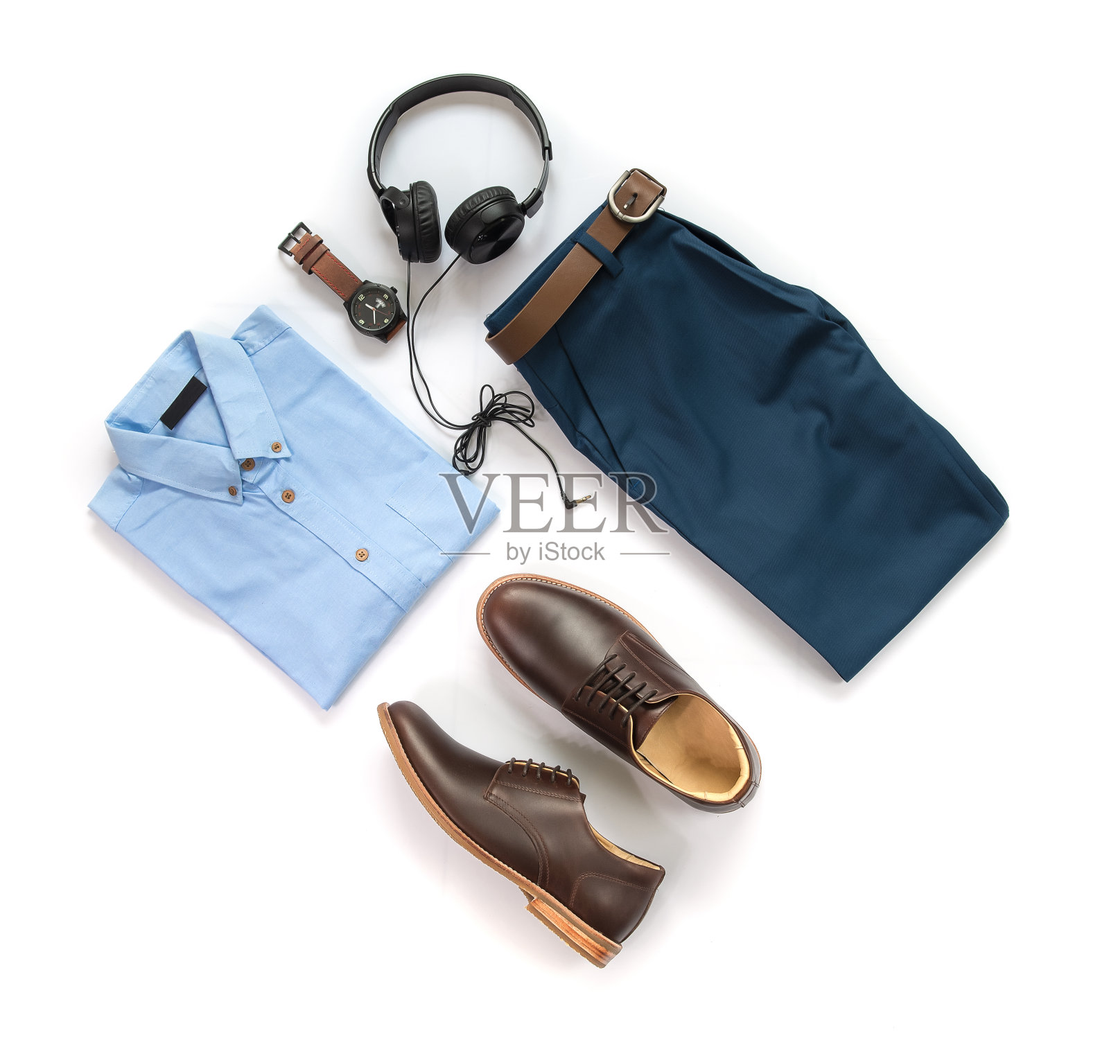 男士时尚服装设置与棕色的鞋子，手表，皮带，裤子，衬衫和耳机隔离在白色背景，顶视图照片摄影图片
