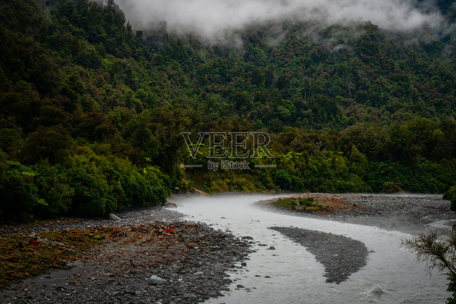 河床，群山环绕照片摄影图片