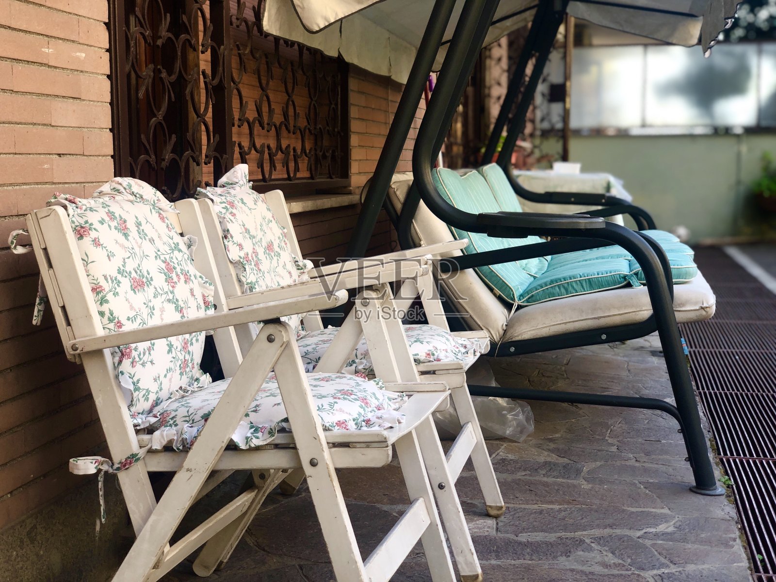 意大利罗马一户人家后院的木椅和秋千照片摄影图片