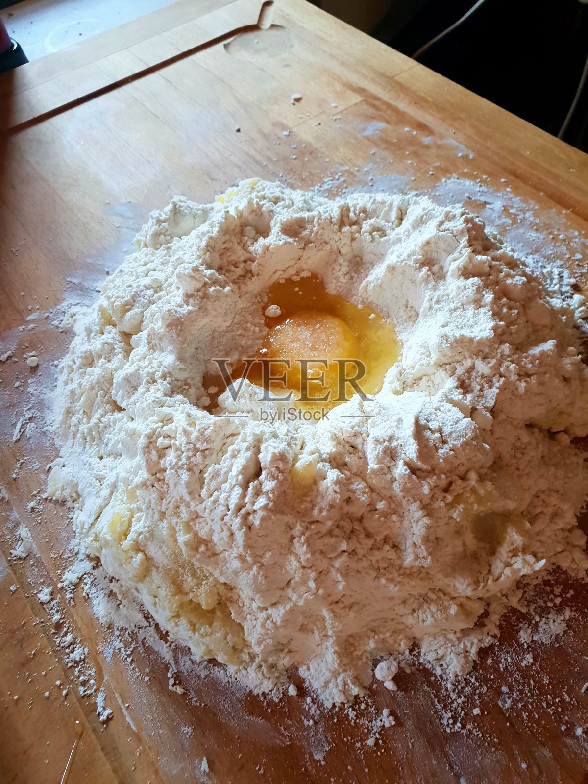 面粉和鸡蛋放在木板上。意大利菜的家庭准备。图片为汤圆的食谱说明。照片摄影图片