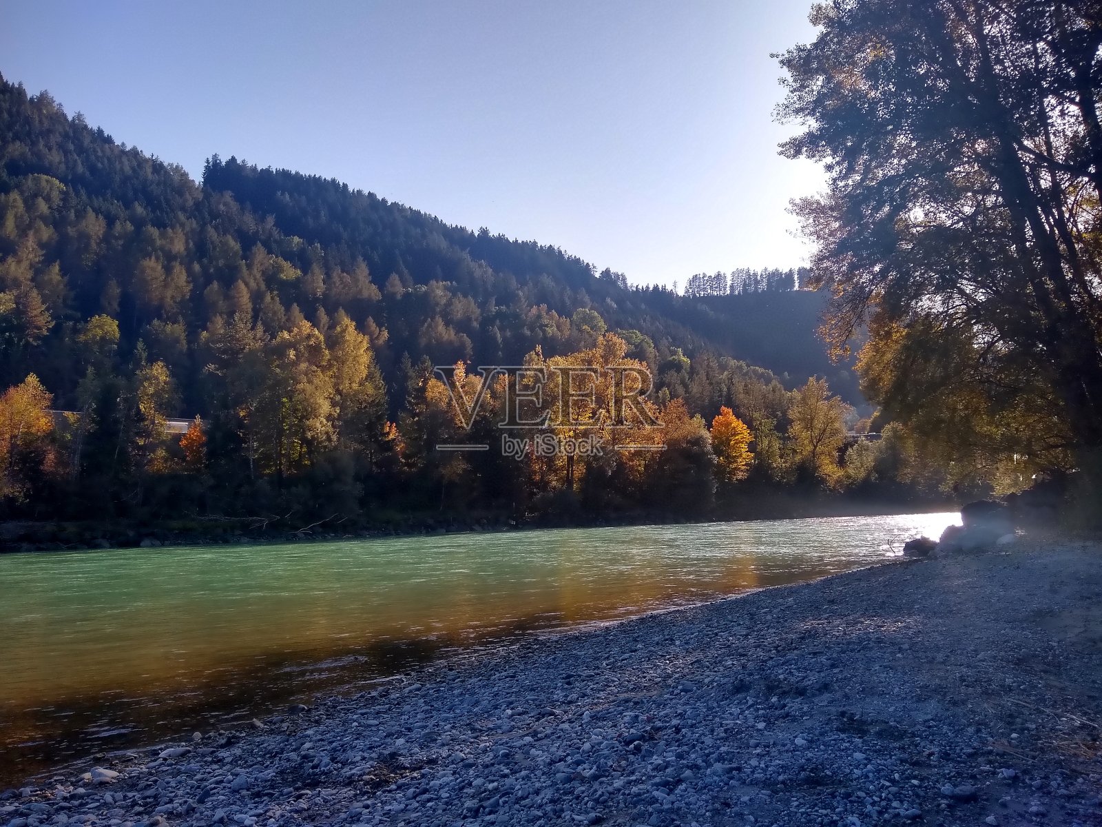 秋日的河岸照片摄影图片