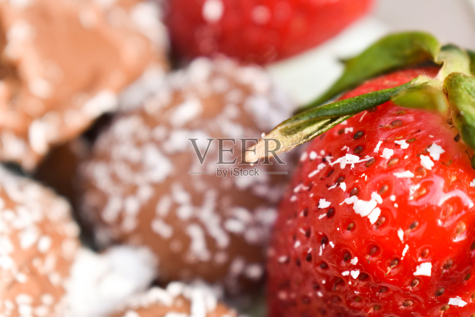 草莓和巧克力加椰子照片摄影图片