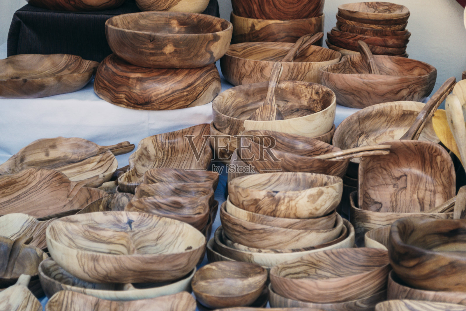 中世纪集市上的手工木器摊。手工艺品市场照片摄影图片