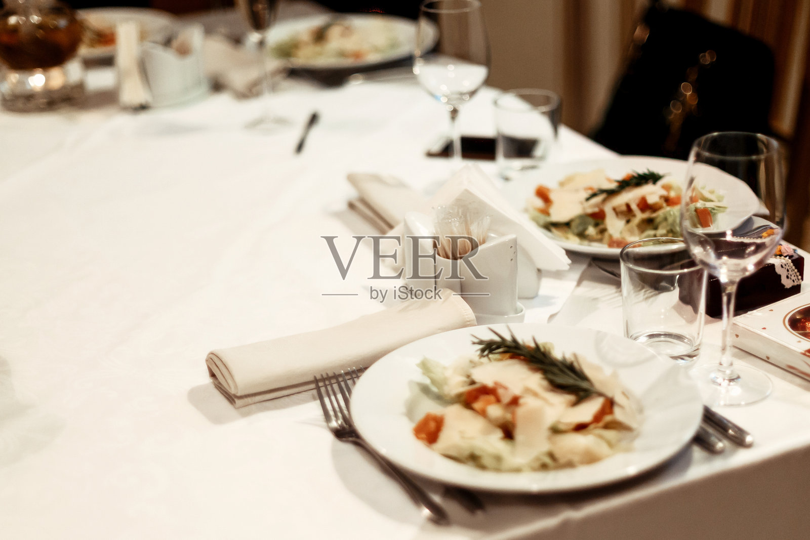 时尚豪华的餐桌，美食和饮料在优雅的庆典，餐饮在餐厅照片摄影图片