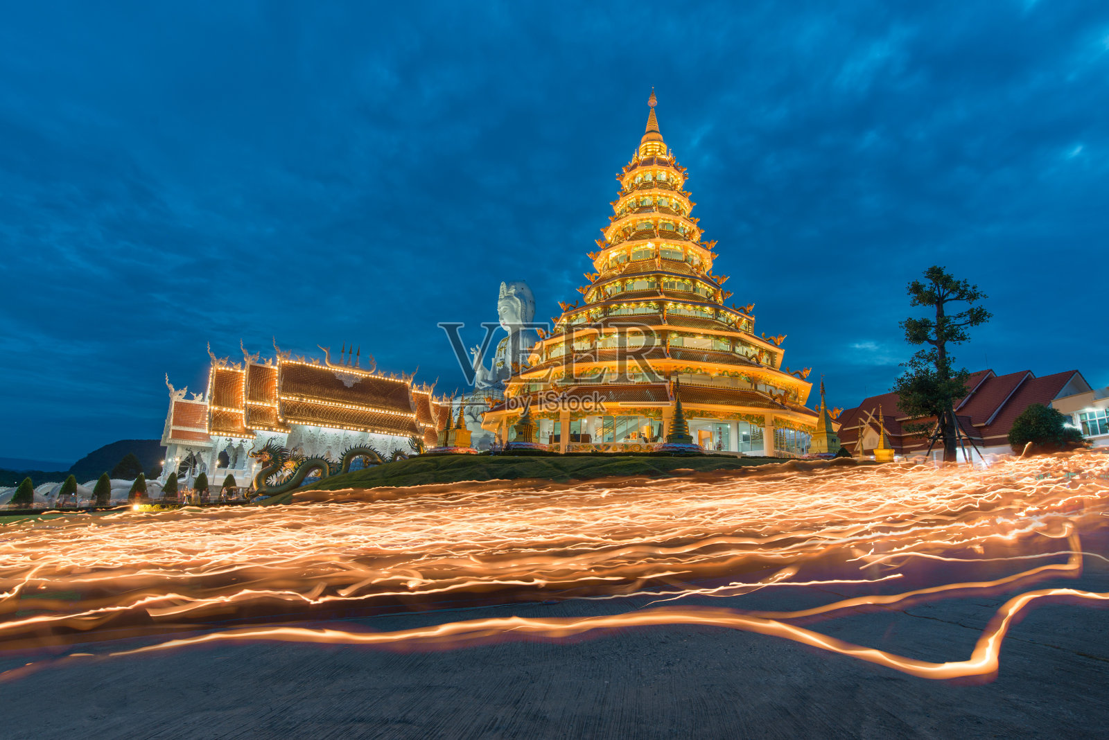 泰国Hyuaplakang寺夜晚美丽的中国宝塔。照片摄影图片