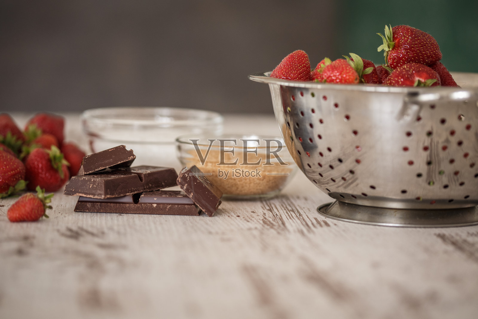 草莓是巧克力甜点的完美伴侣照片摄影图片