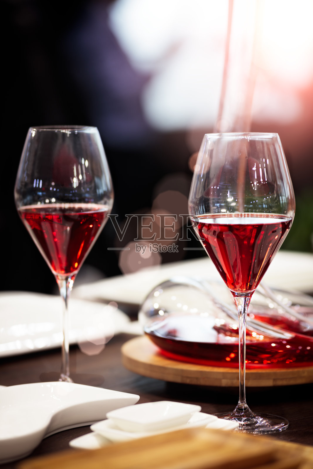 法国餐厅内部的红酒。在餐馆里提供一杯红酒。浪漫的夜晚照片摄影图片