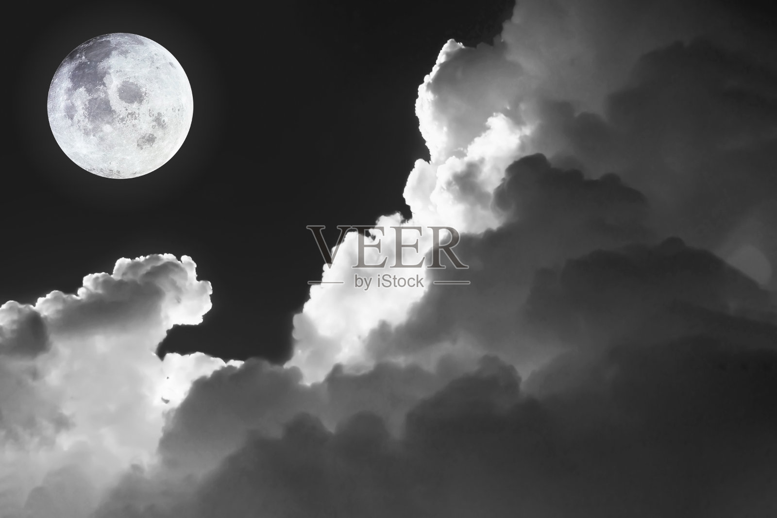 戏剧性的大气全景黑白软云和满月的图像在夜晚的背景。月球图片由美国宇航局提供。照片摄影图片