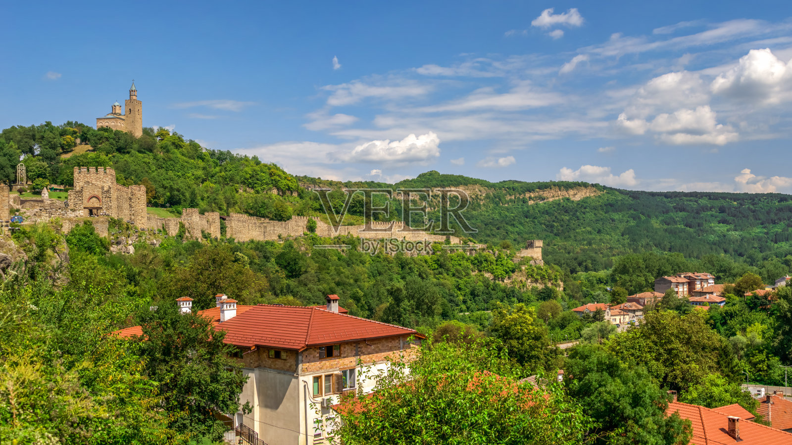保加利亚Veliko Tarnovo的沙列韦要塞的防御墙照片摄影图片