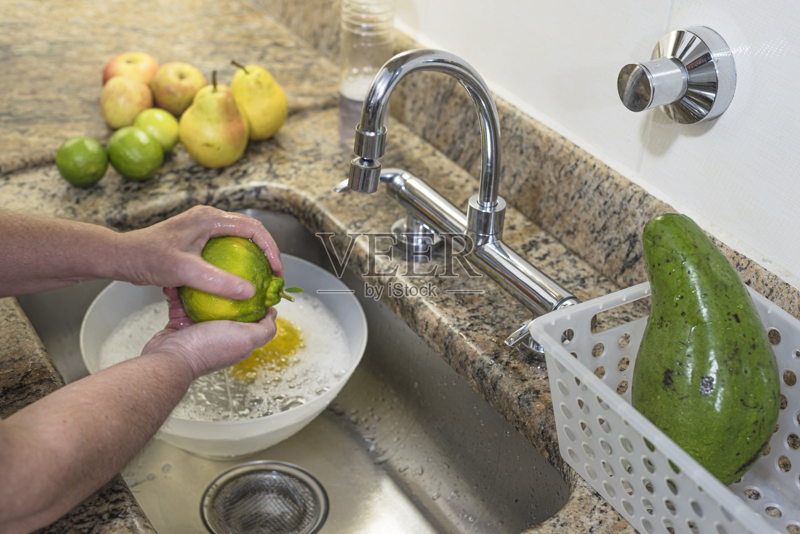 特写手，洗水果在家庭厨房水槽照片摄影图片