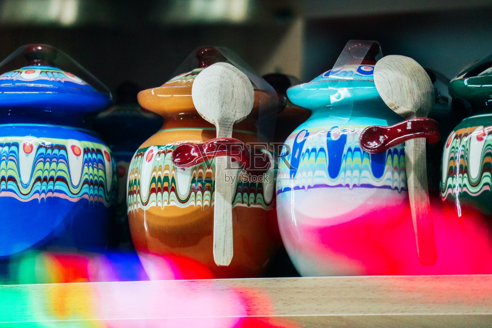 保加利亚，旅游商店，传统装饰多彩的巴尔干纪念品罐。照片摄影图片