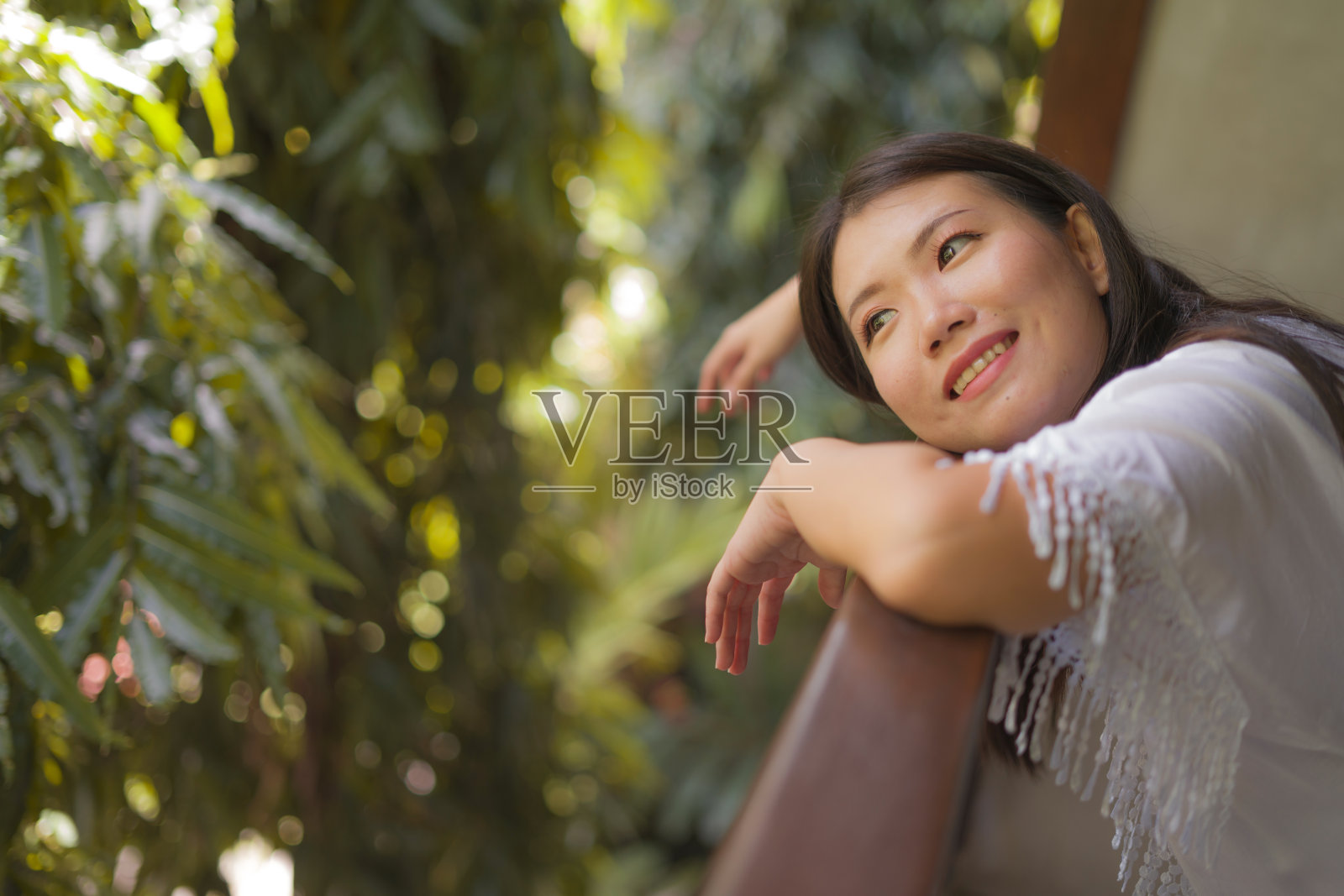 早上的生活方式肖像，年轻快乐和美丽的亚洲中国妇女享受从酒店的房间阳台或家阳台的景色，微笑轻松和愉快的健康和宁静照片摄影图片