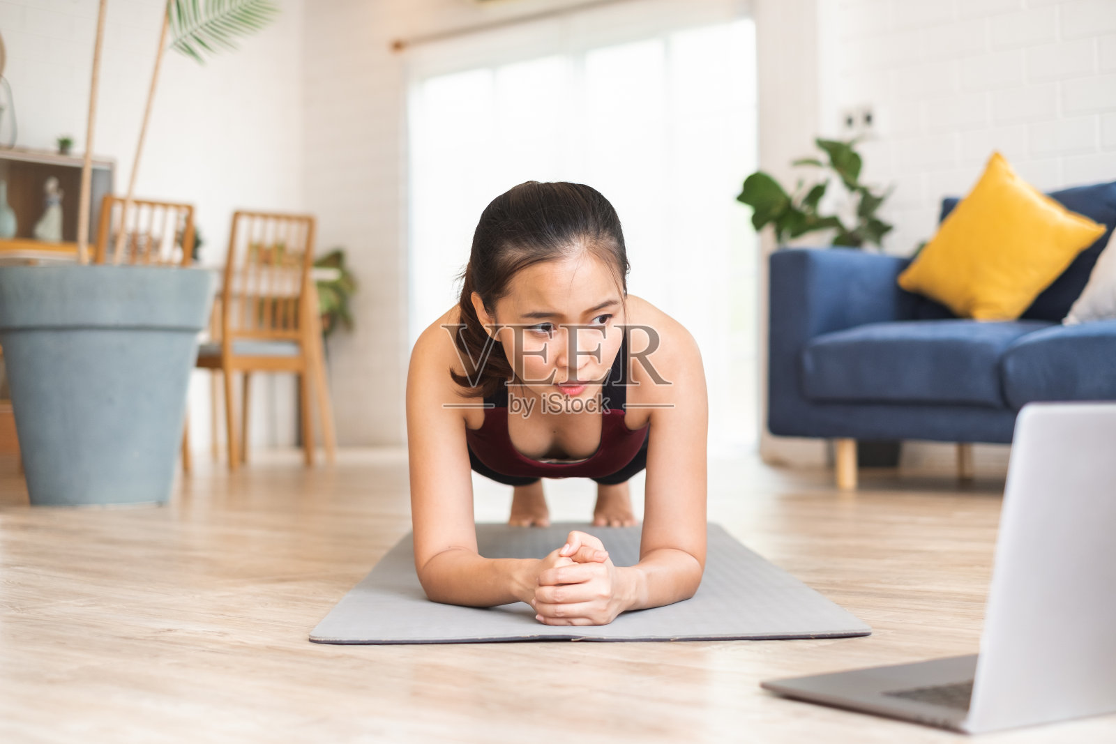 年轻的亚洲健康女性在家里锻炼，锻炼，健身，做瑜伽，家庭健身的概念照片摄影图片