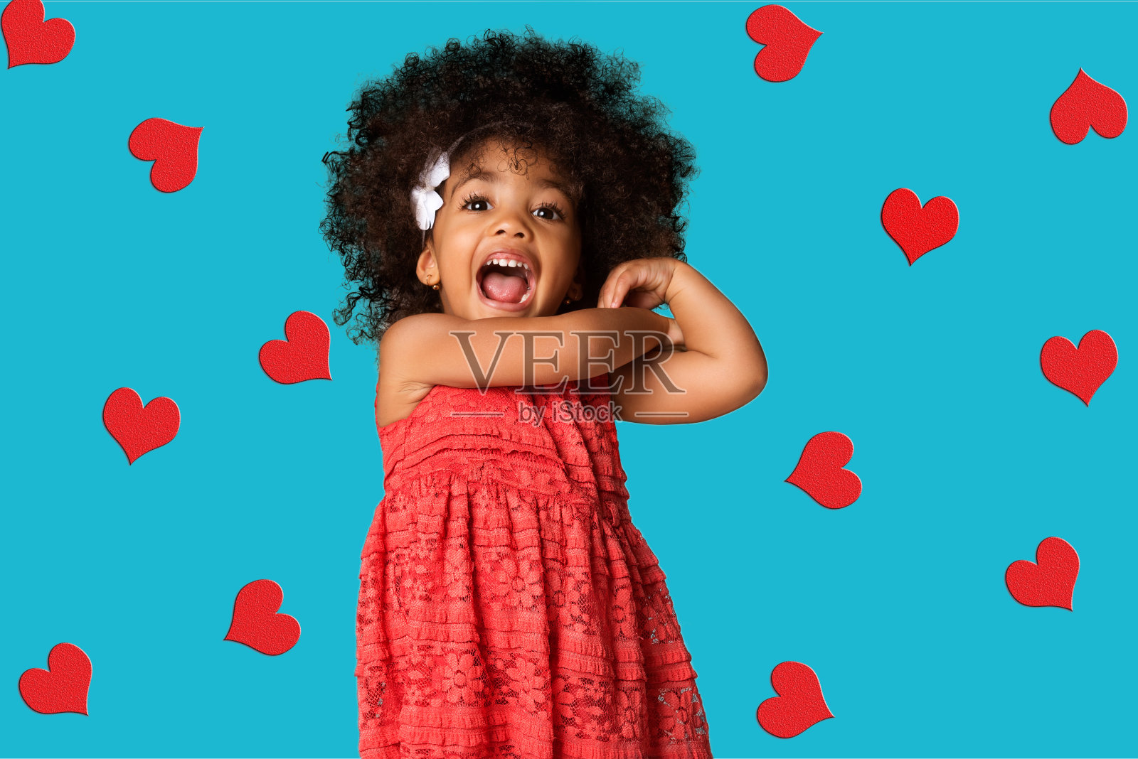 欢乐的非洲裔美国小女孩的肖像，在彩色的背景与心照片摄影图片