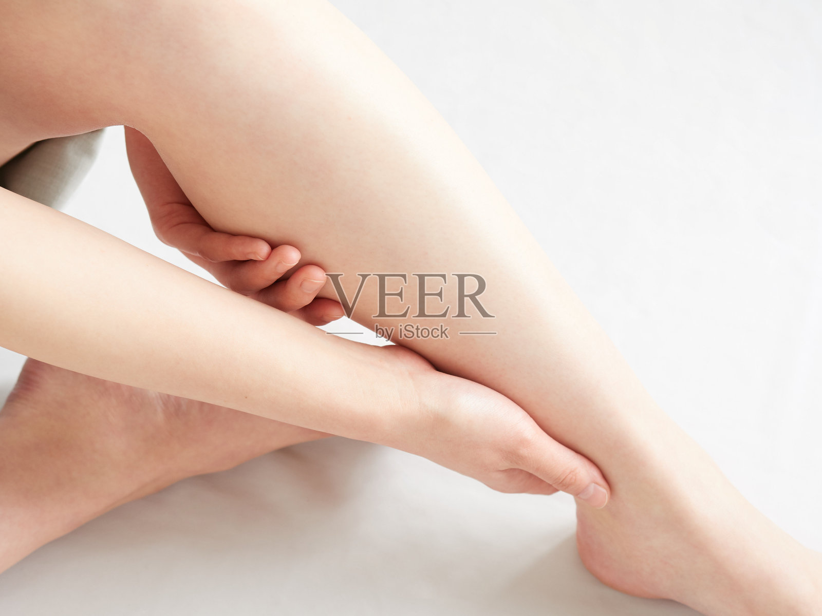 日本女性担心脚肿照片摄影图片