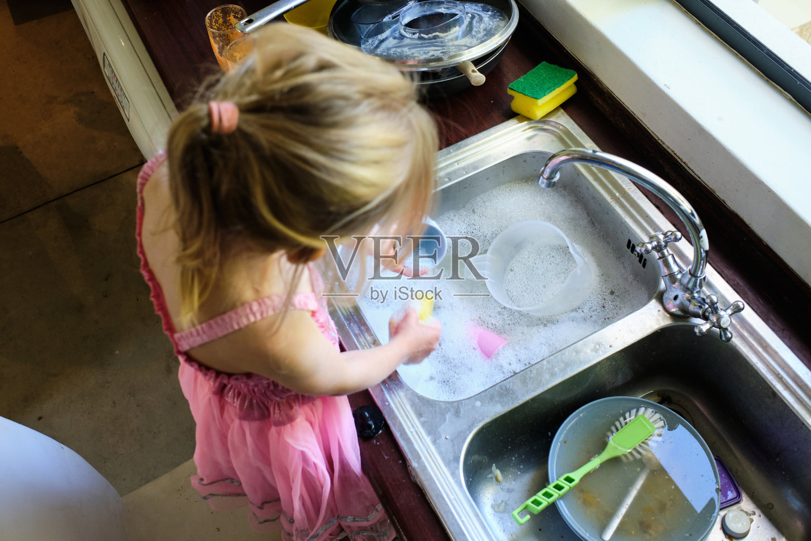 小女孩帮着洗碗照片摄影图片
