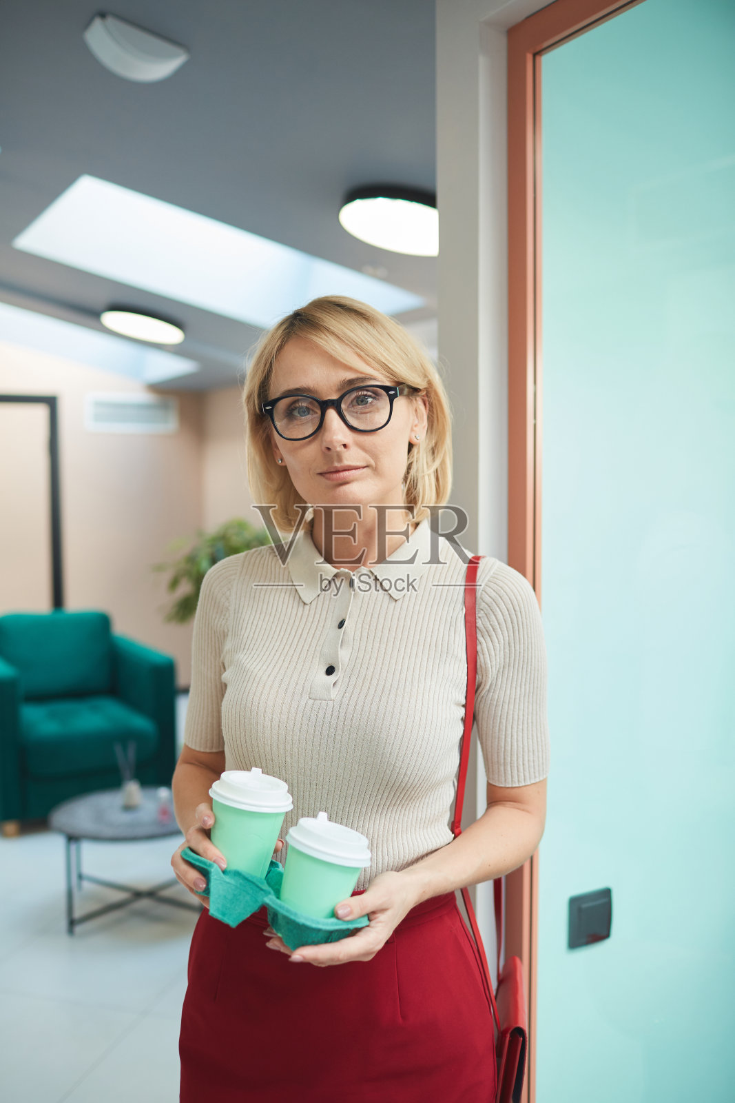 喝咖啡的年轻女商人照片摄影图片