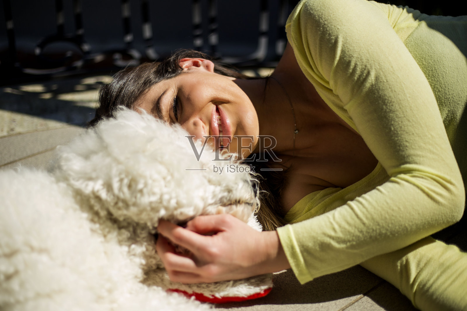 美丽的女孩拥抱她的宠物狗在家里的露台照片摄影图片