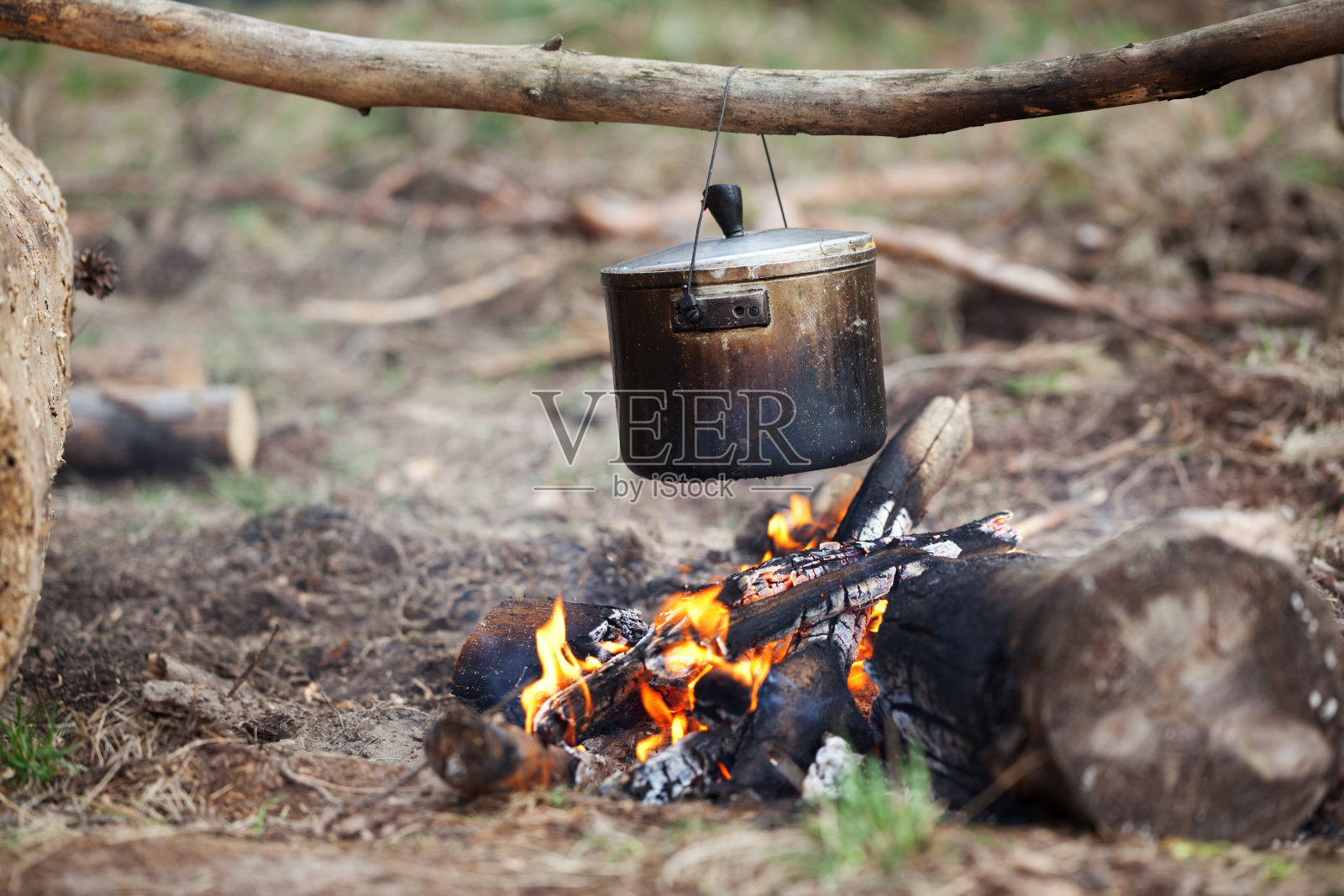 户外烹饪在旧煤烟大锅在篝火上照片摄影图片