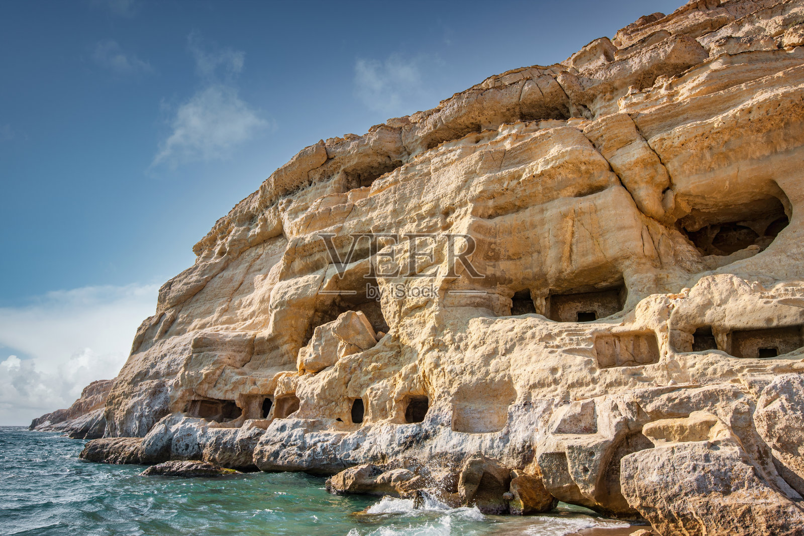 希腊克里特岛上的马塔拉海滩洞穴照片摄影图片