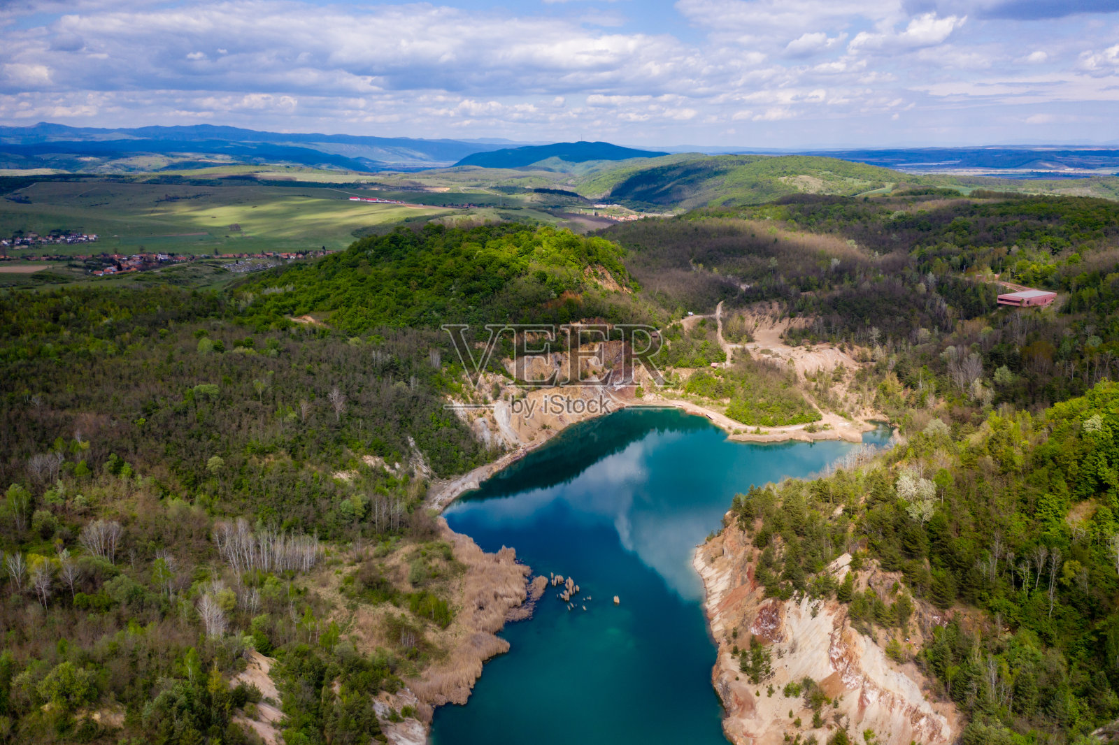 从空中俯瞰封闭的采石场湖照片摄影图片