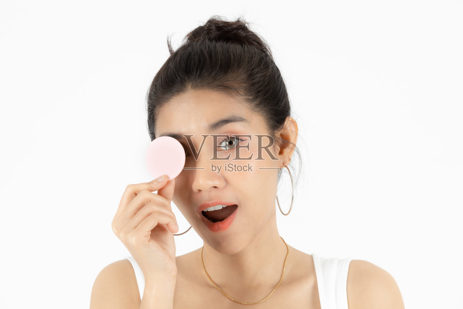 漂亮的美丽年轻的亚洲女人覆盖她的眼睛与棉花垫在白色孤立的背景。健康肌肤和化妆品理念。照片摄影图片