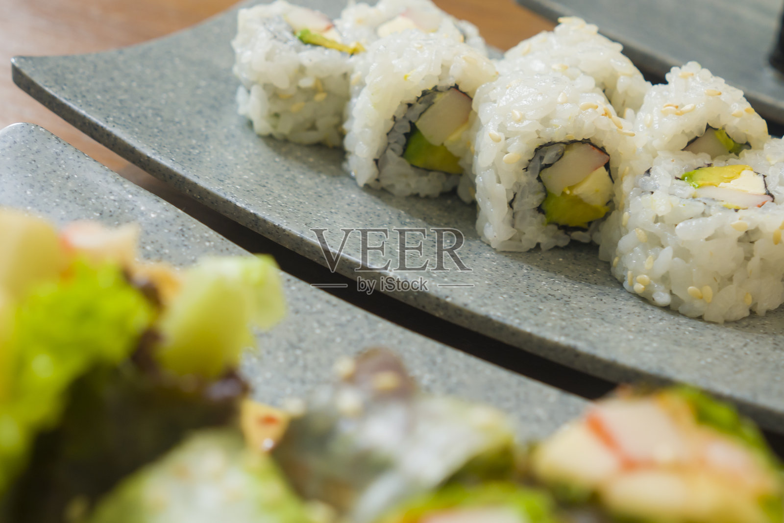 美味和精致的组合日本寿司卷美丽的设置在餐桌上，传统健康的亚洲食品和创意东方餐饮理念-日本美食品尝菜单照片摄影图片