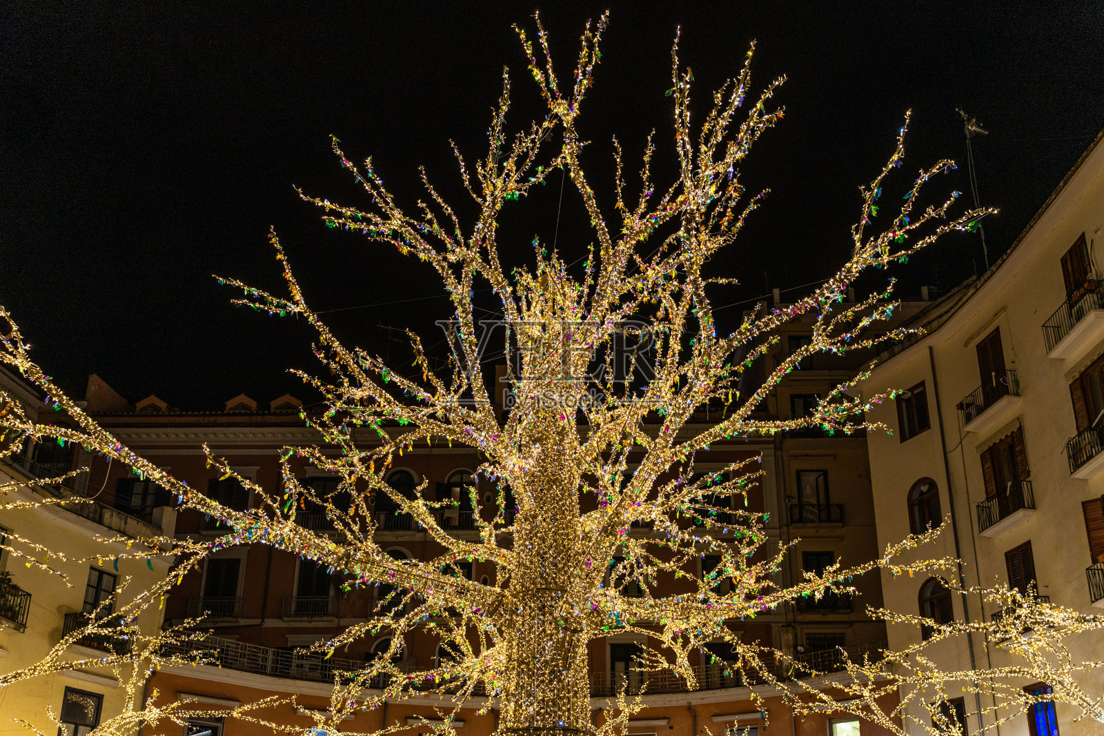 意大利坎帕尼亚萨莱诺圣诞灯光秀“艺术家之路”活动照片摄影图片